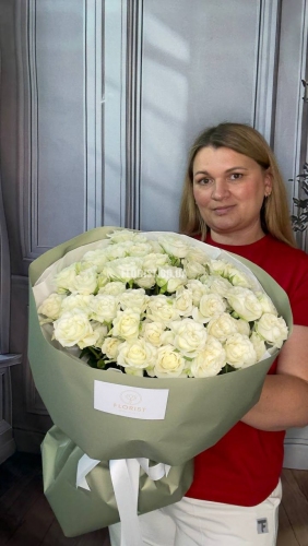 Букет белых кустовых роз